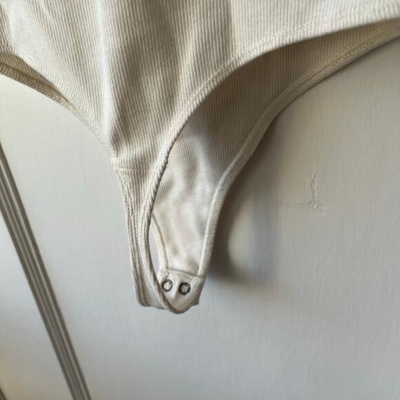 A&F White Ribbed Long Sleeve V-Neck Bodysuit - Picture 5 of 5